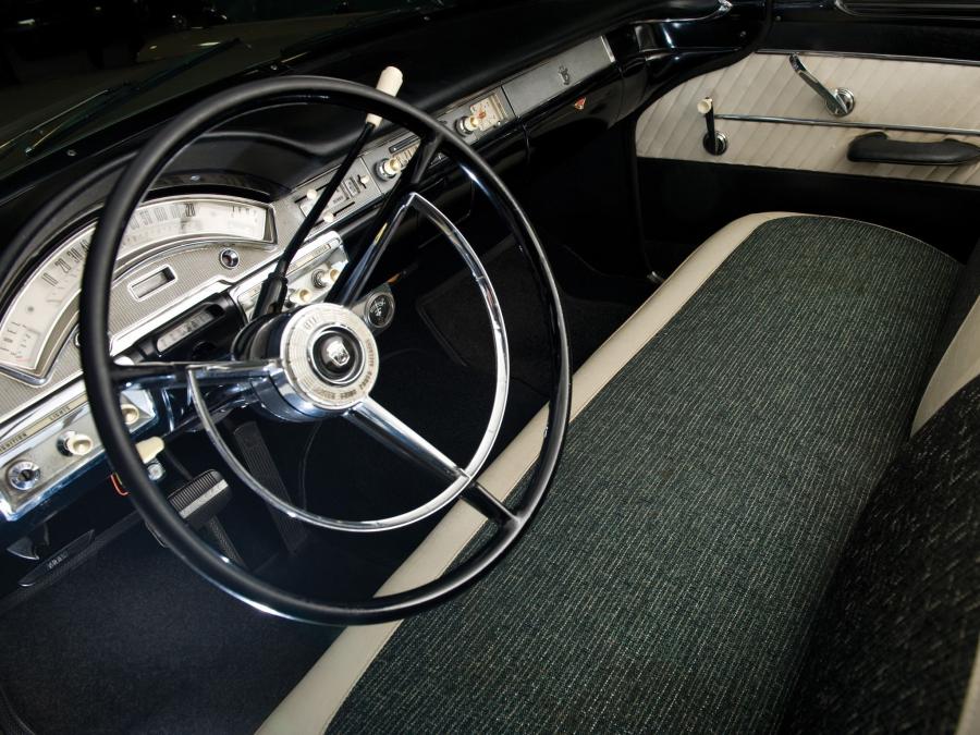 Интерьер Ford Fairlane 500 Skyliner (U8-51A) 1958 года  (фото 8 из 35)